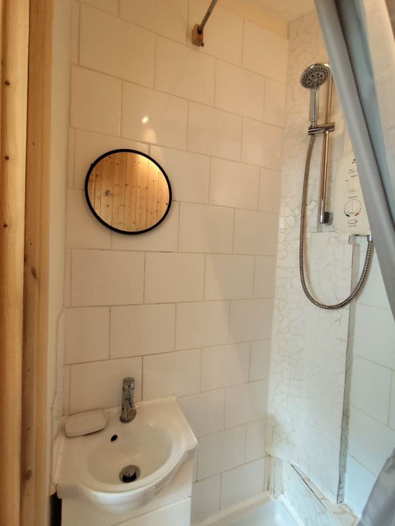 Flat Ashtree Avenue in Greater London