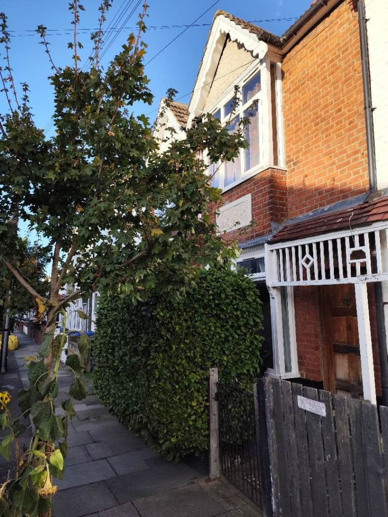 Flat Ashtree Avenue in Greater London