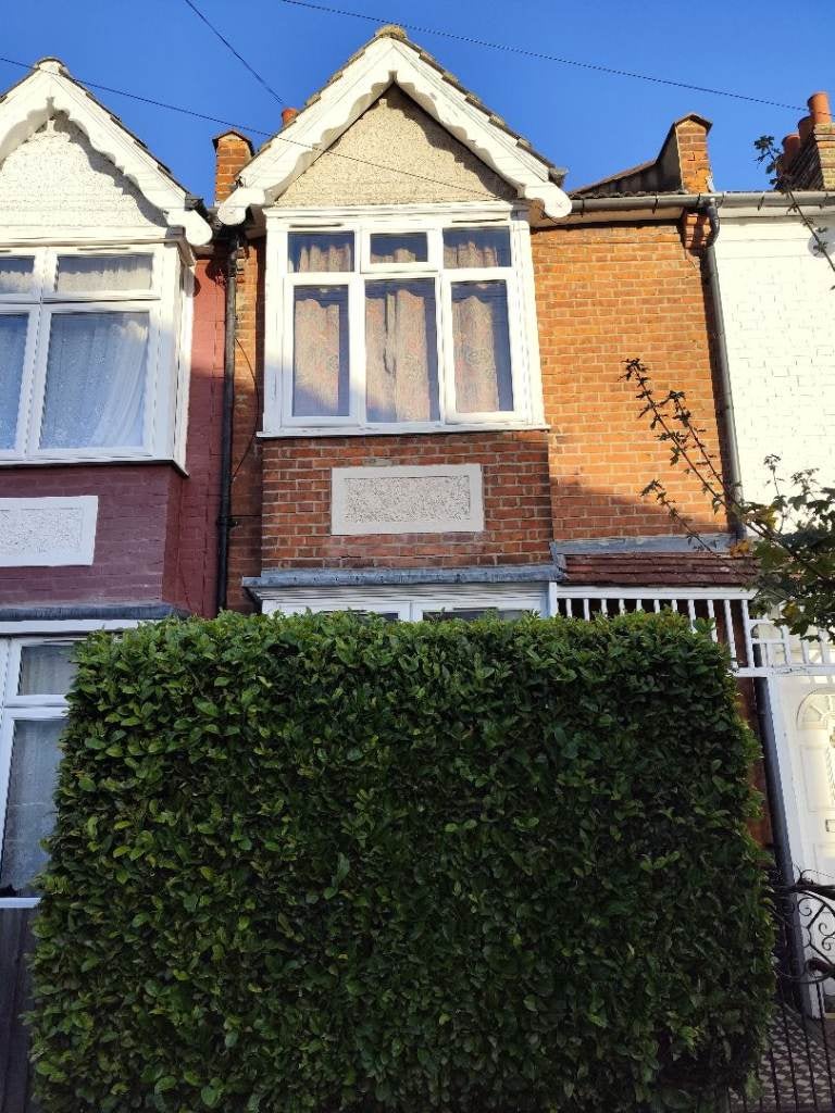 Flat Ashtree Avenue in Greater London