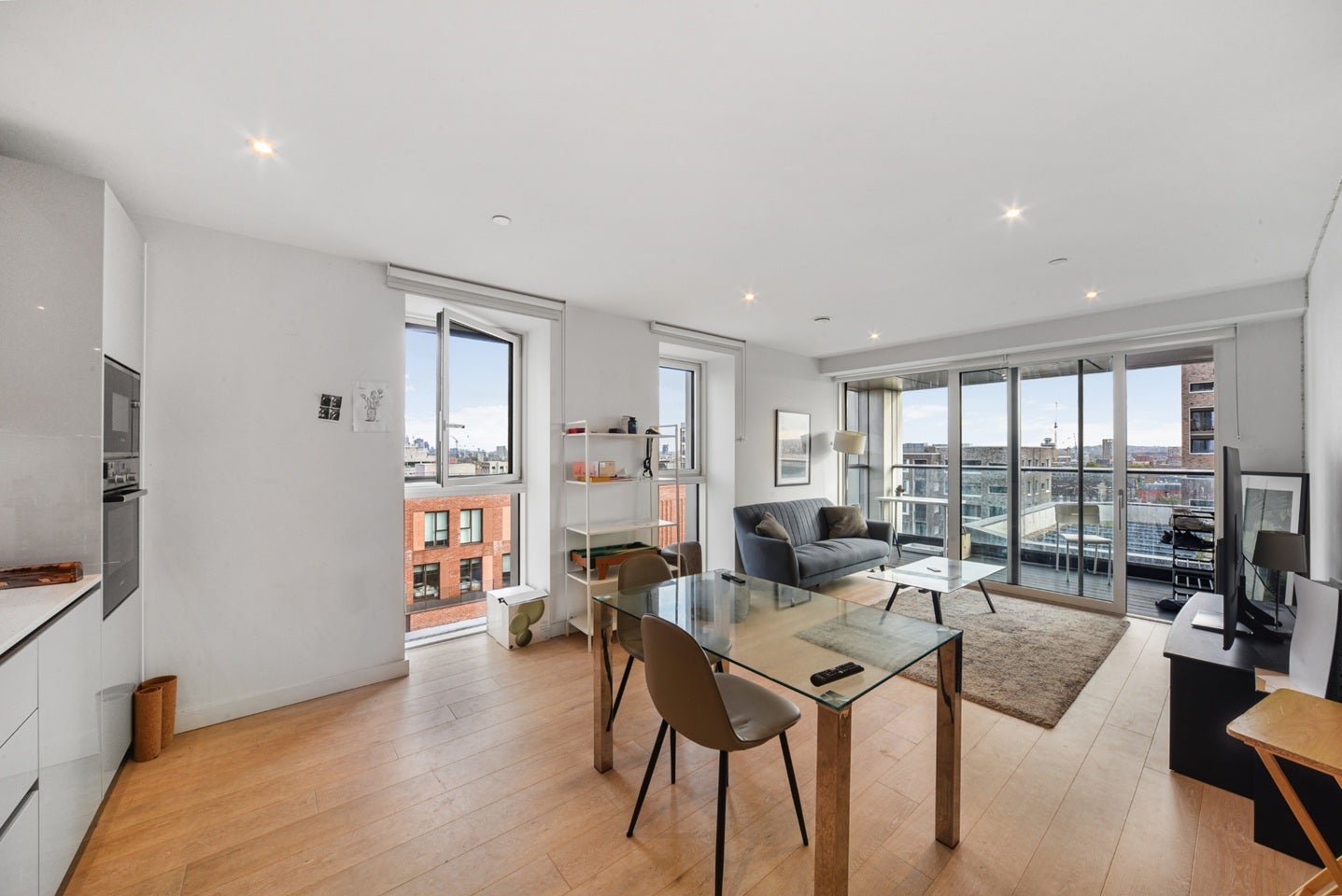 Flat Deacon Street in Greater London