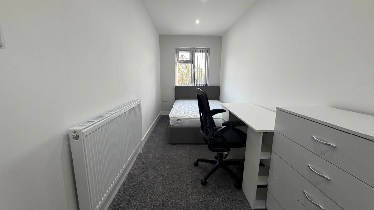Room Queen Margaret's Road in Coventry