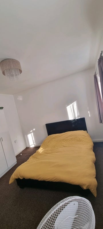 Room Delme Crescent in Greater London