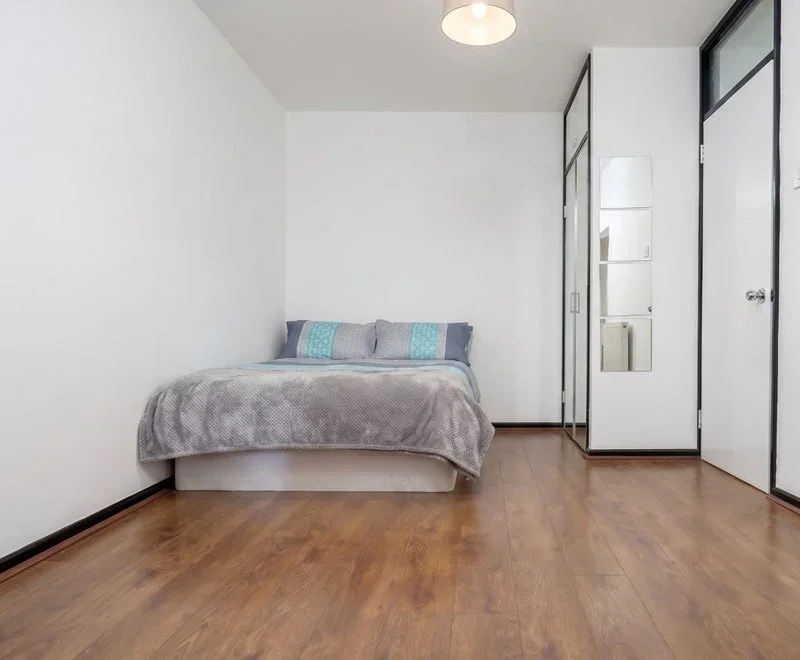 Room Cable Street in Greater London