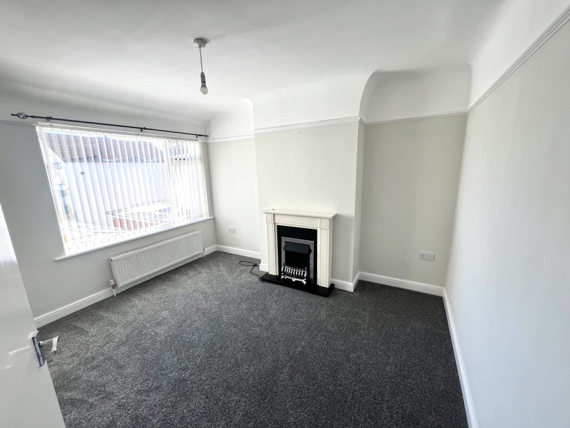 Flat Hoylake Road in Moreton