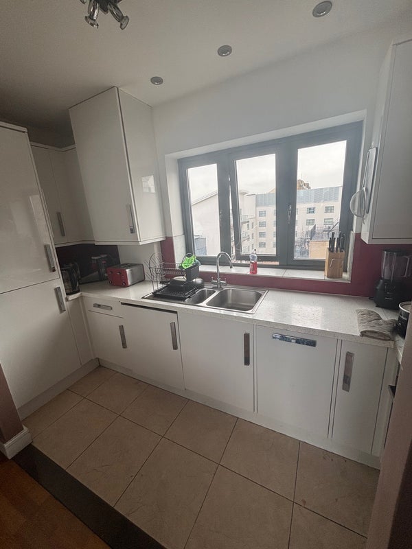Flat Philpot Street in Greater London