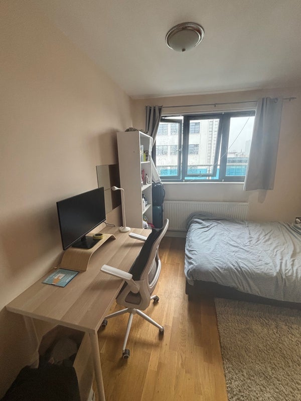 Flat Philpot Street in Greater London