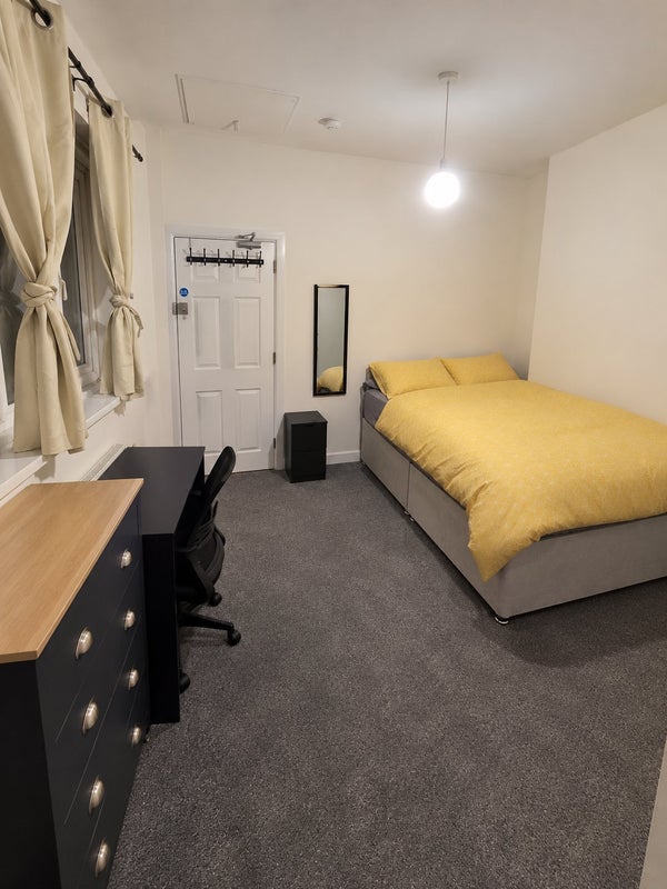 Room Stockbridge Street in Liverpool