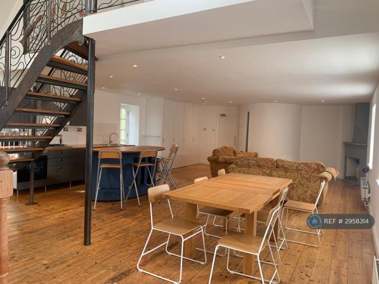 Room Tresooth Lane in Penryn