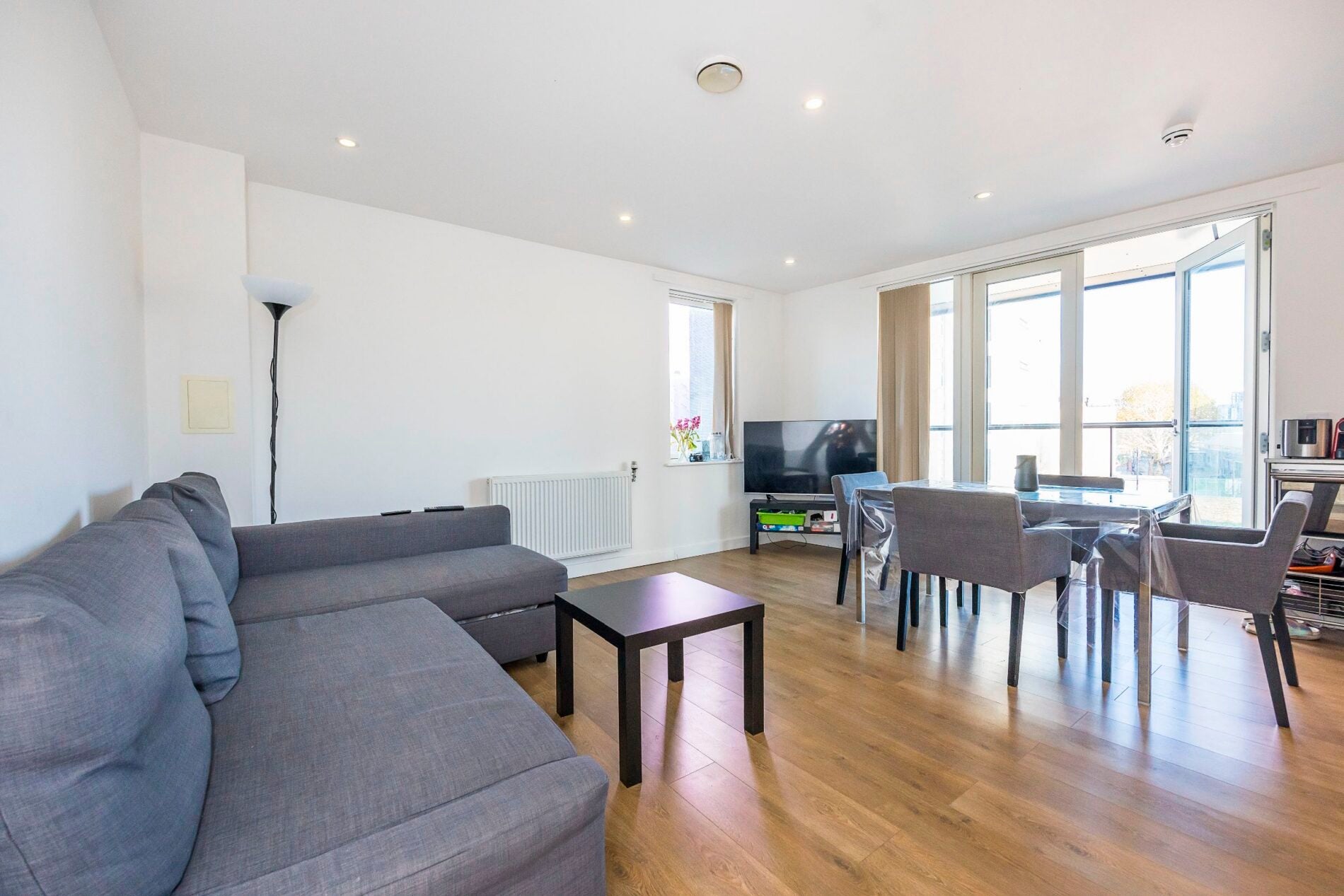 Flat Equinox Square in Greater London