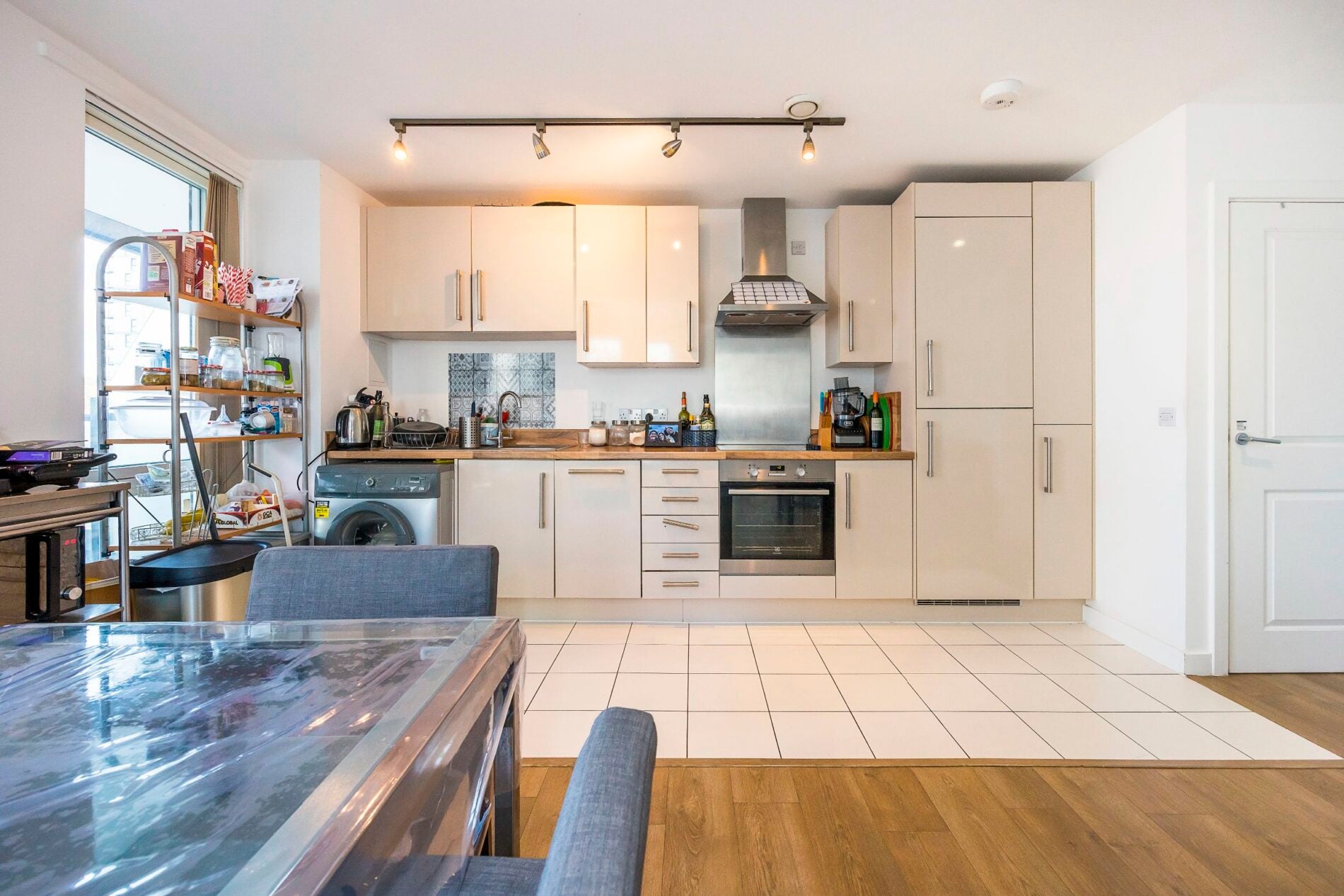 Flat Equinox Square in Greater London