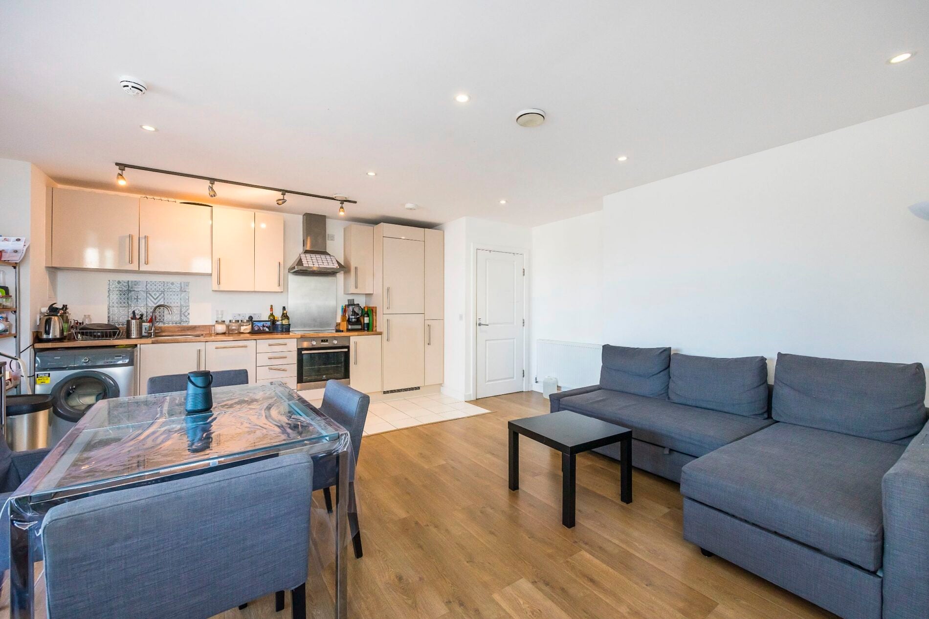 Flat Equinox Square in Greater London