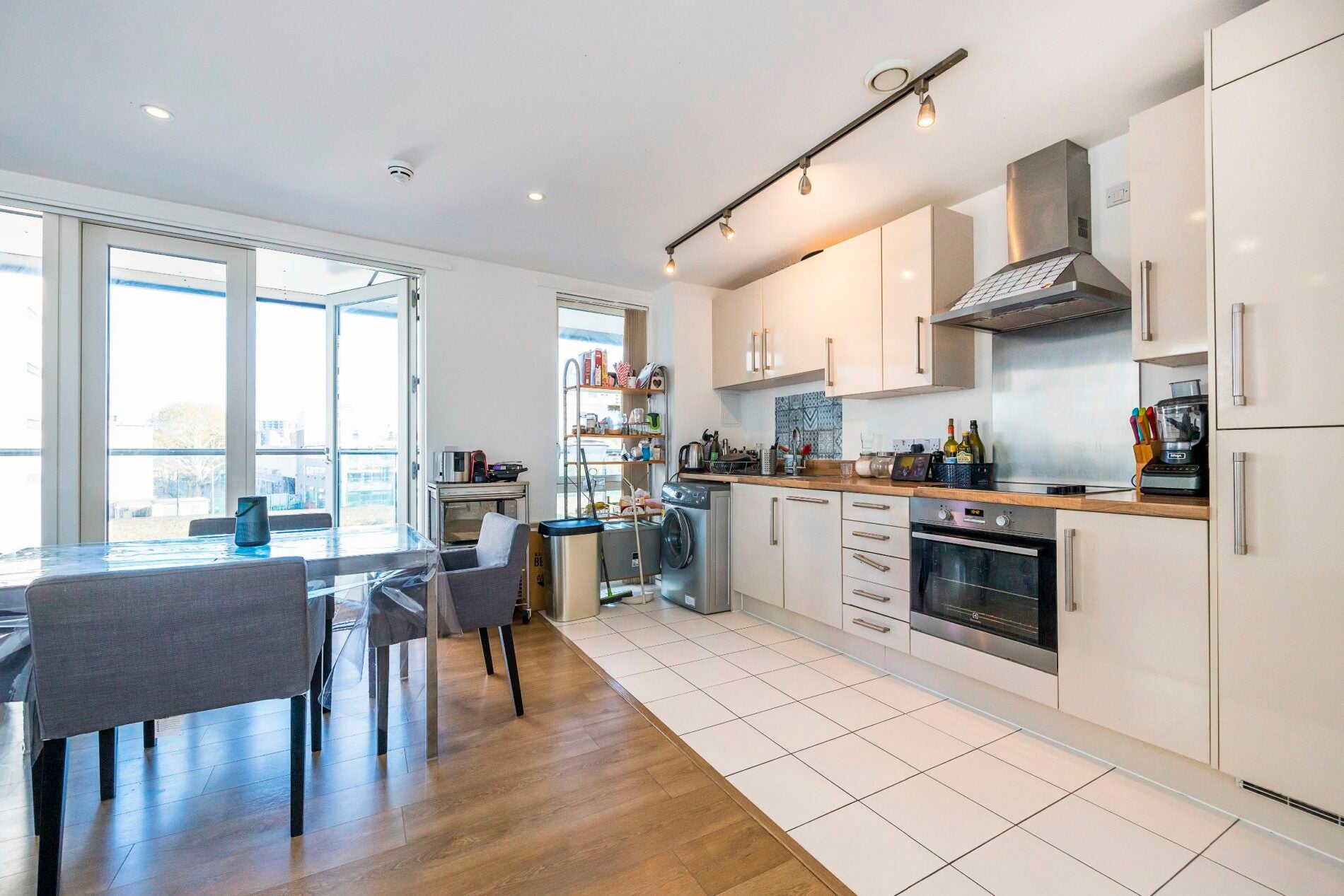 Flat Equinox Square in Greater London
