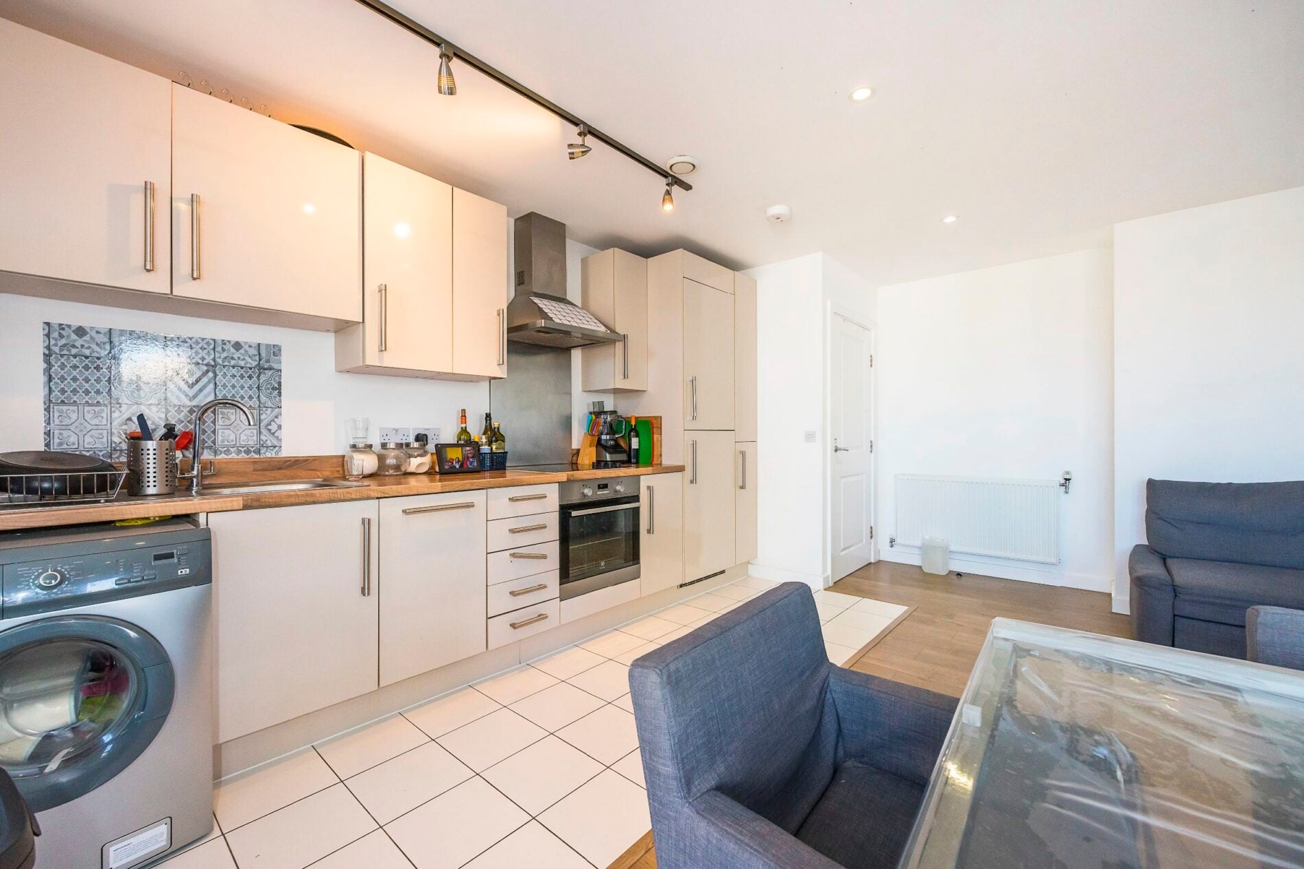 Flat Equinox Square in Greater London