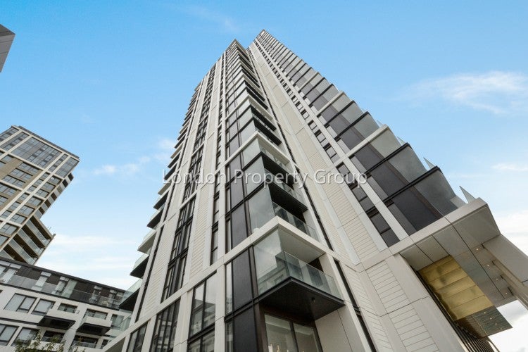 Flat Mudlarks Boulevard in Greater London