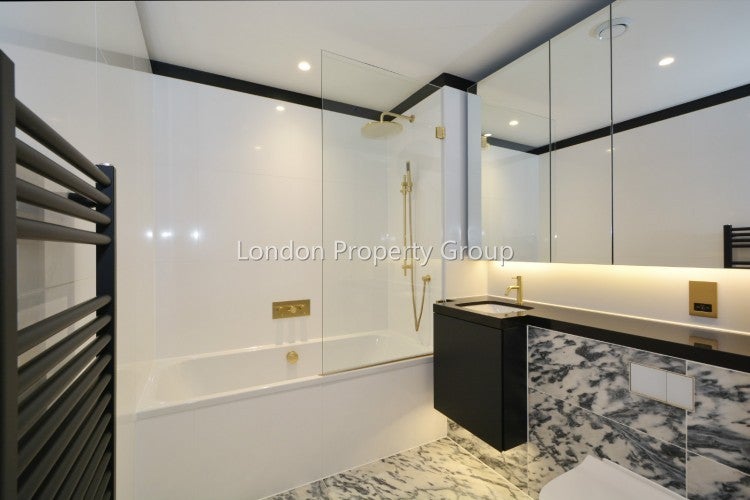 Flat Mudlarks Boulevard in Greater London