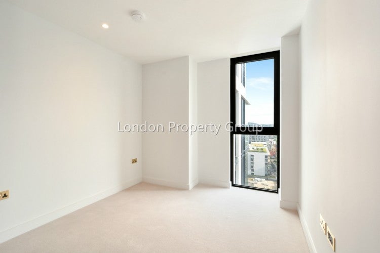 Flat Mudlarks Boulevard in Greater London
