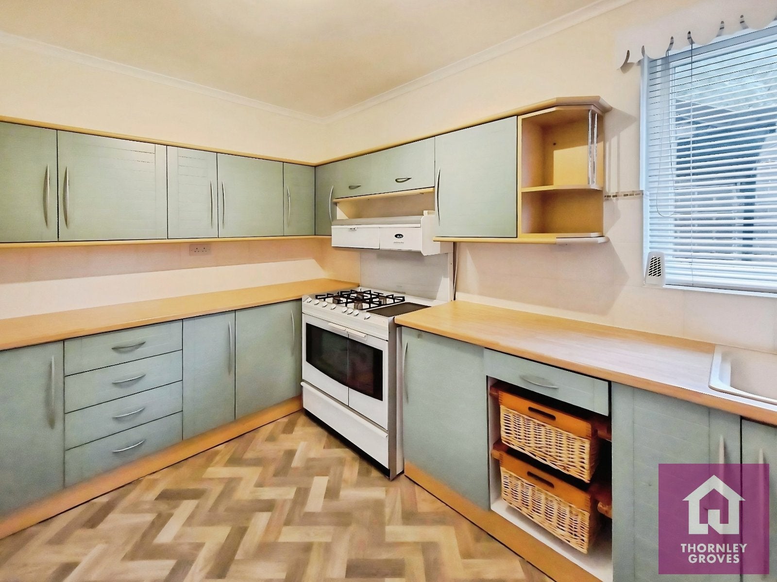 Flat Roe Green Avenue in Salford