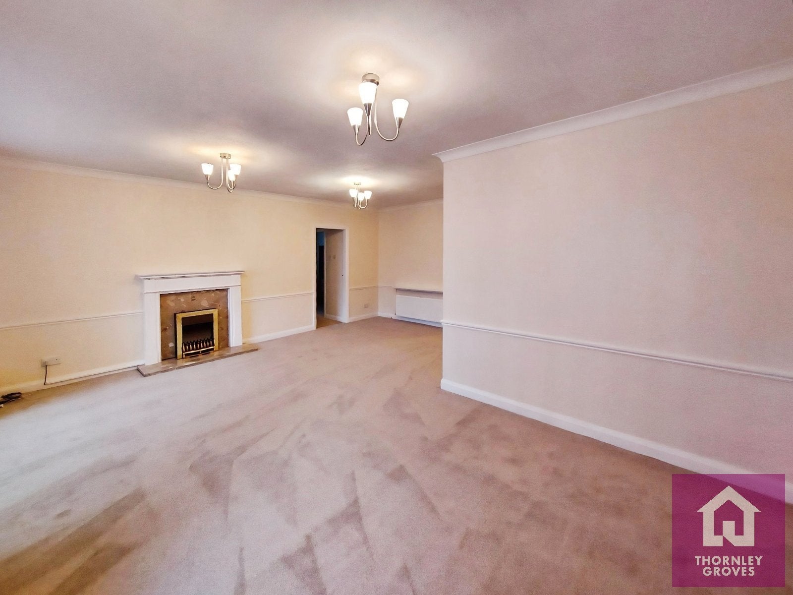 Flat Roe Green Avenue in Salford