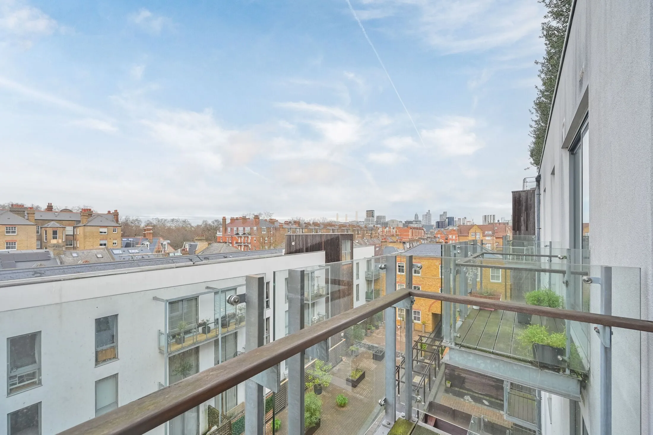 Flat Battersea Park Road in Greater London