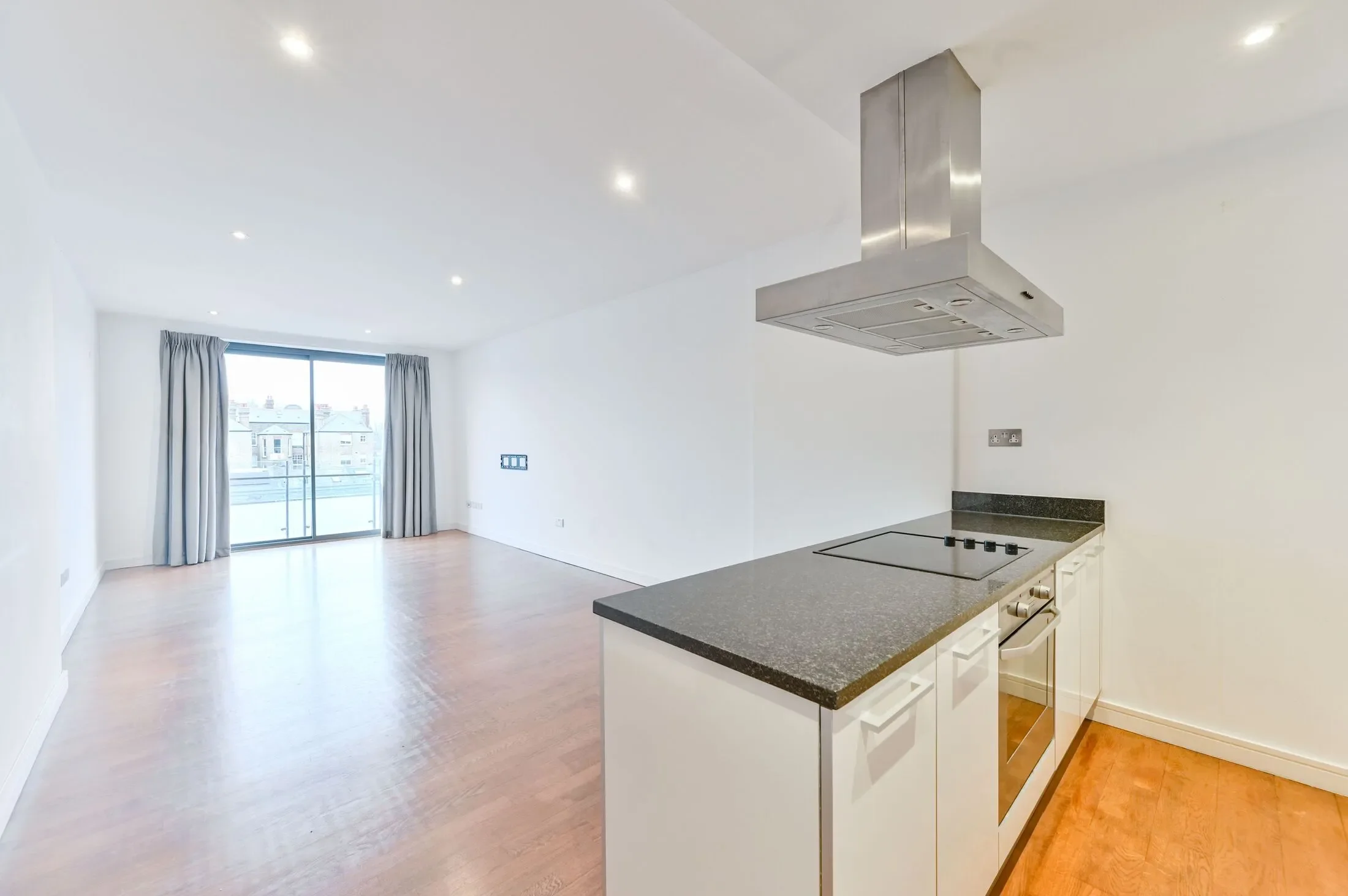 Flat Battersea Park Road in Greater London