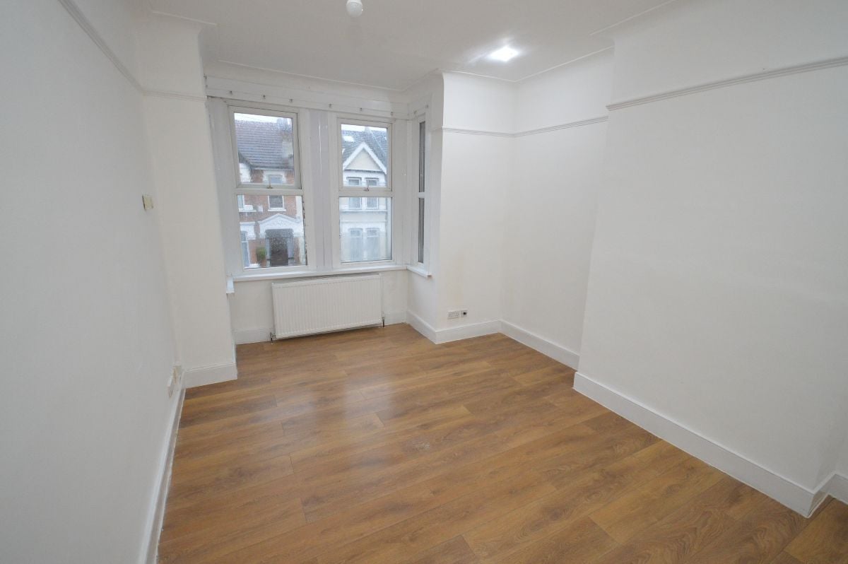 Flat Strone Road in Greater London
