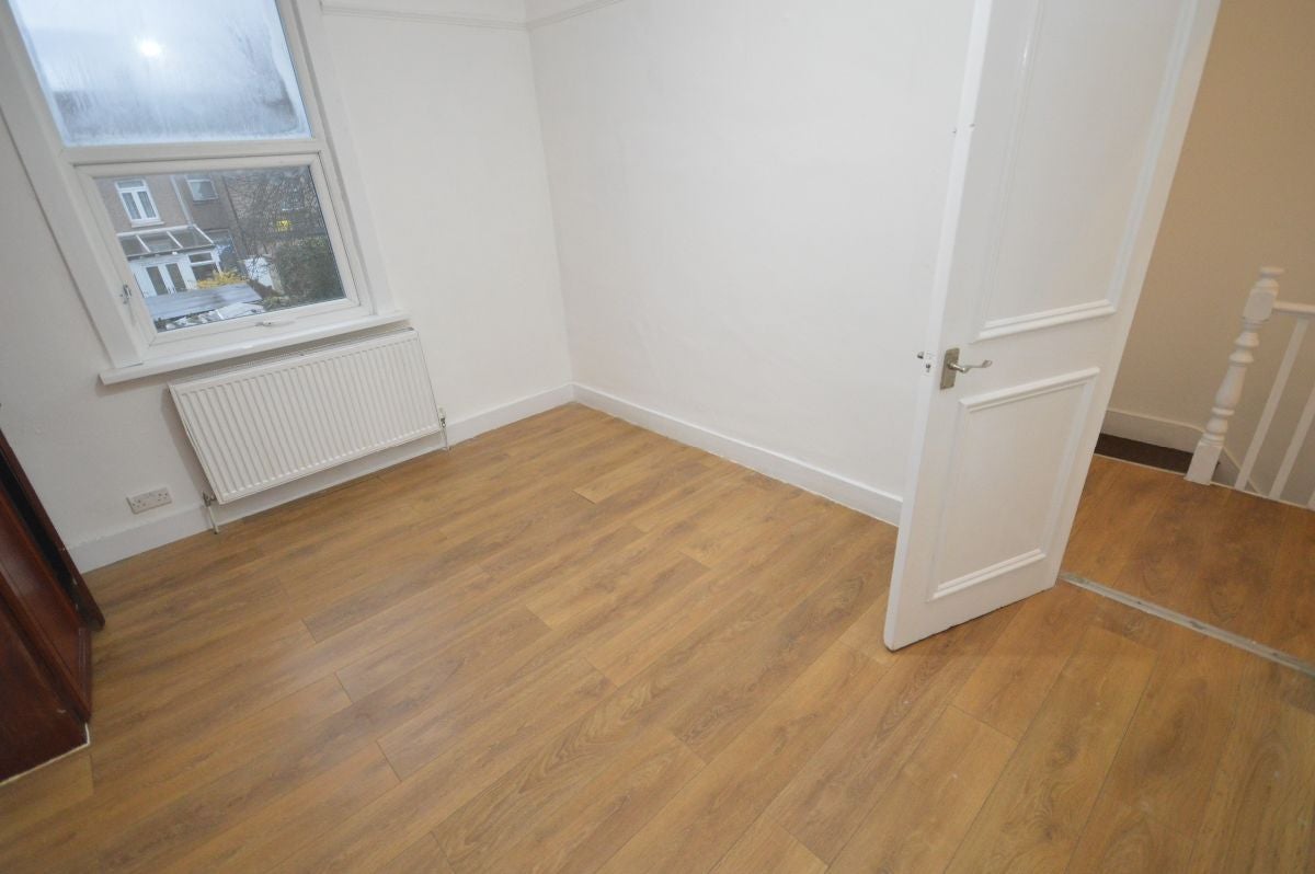 Flat Strone Road in Greater London