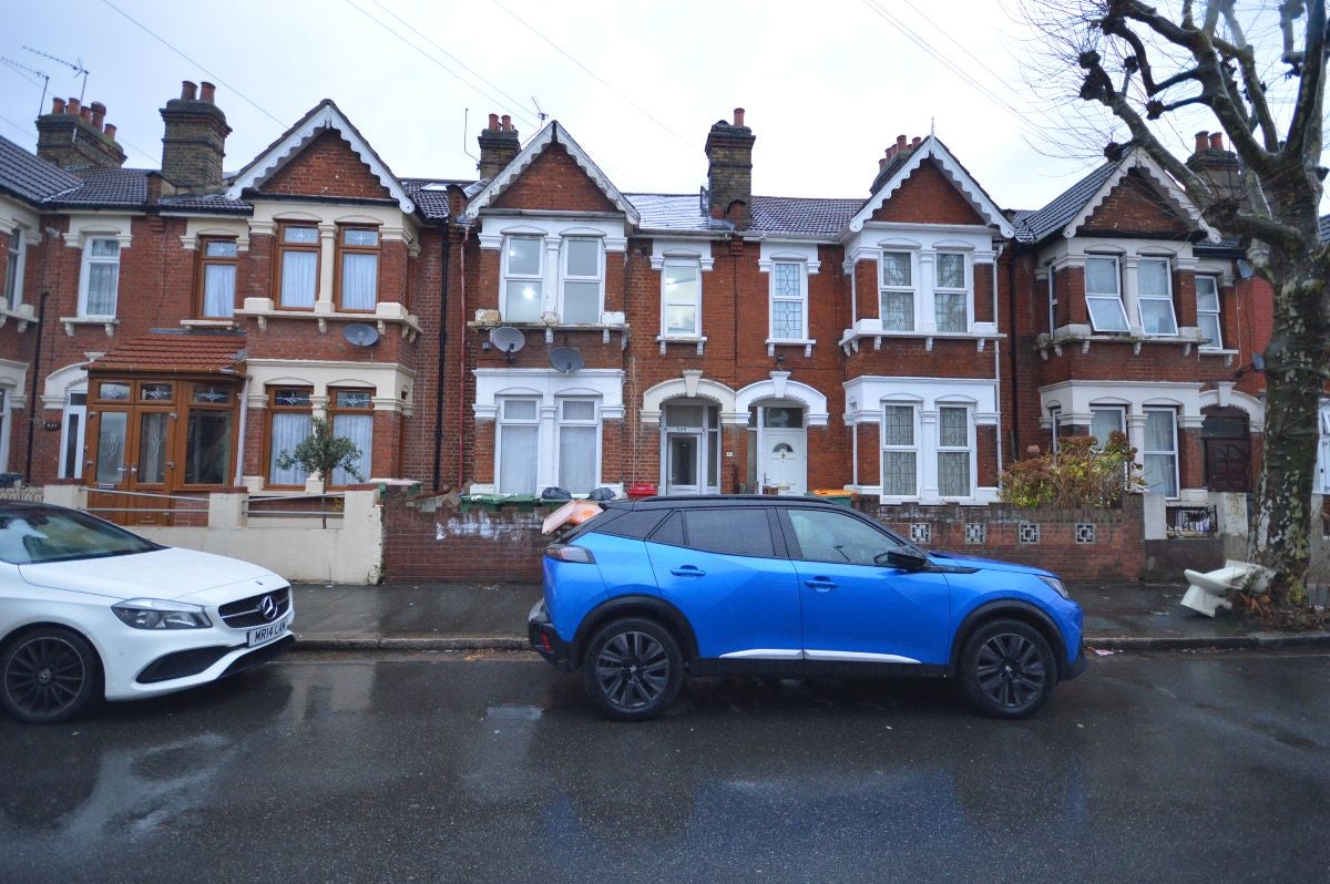 Flat Strone Road in Greater London