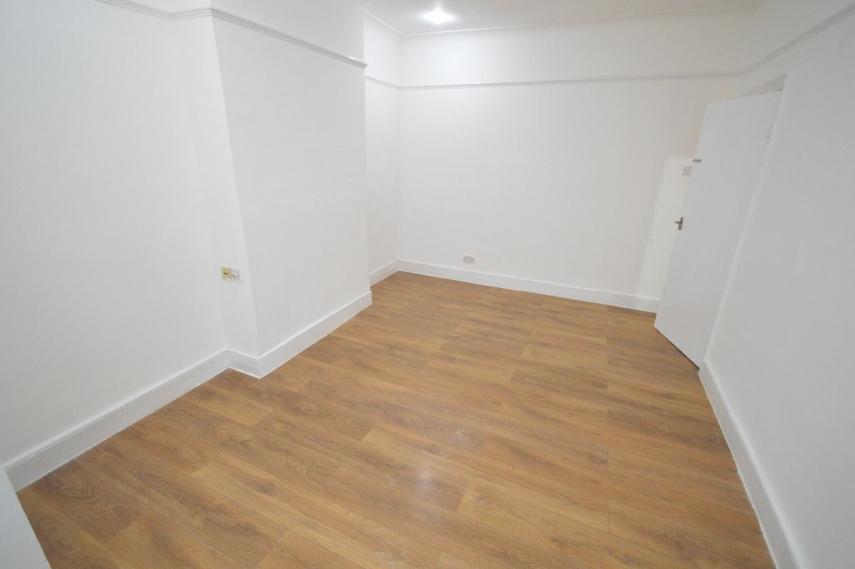 Flat Strone Road in Greater London
