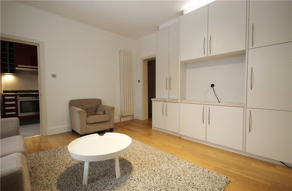 Flat Gordon Road in Greater London