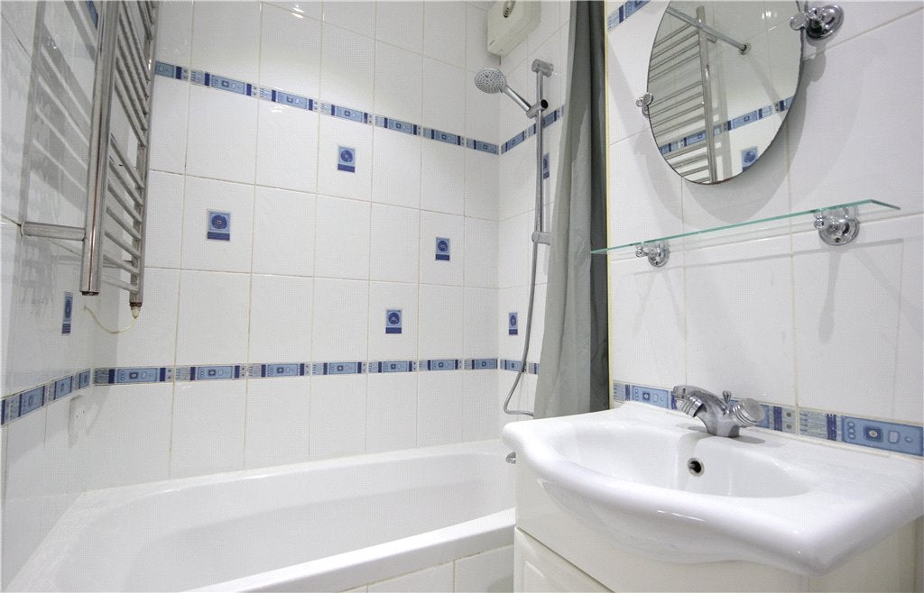 Flat Gordon Road in Greater London