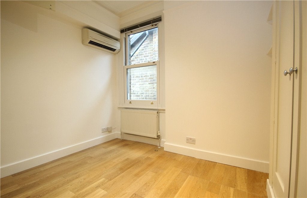 Flat Gordon Road in Greater London