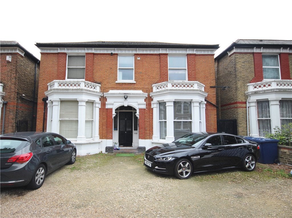 Flat Gordon Road in Greater London