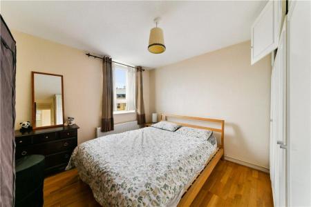 Flat Burr Close in Greater London