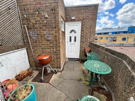 Flat Burr Close in Greater London