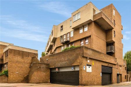 Flat Burr Close in Greater London