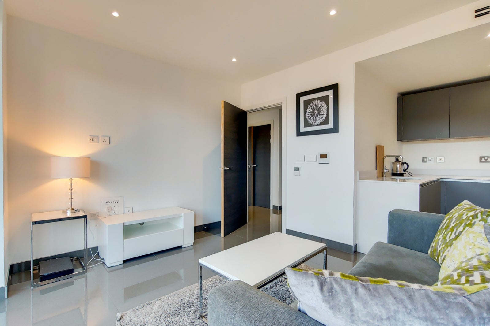 Flat Milcote Street in Greater London