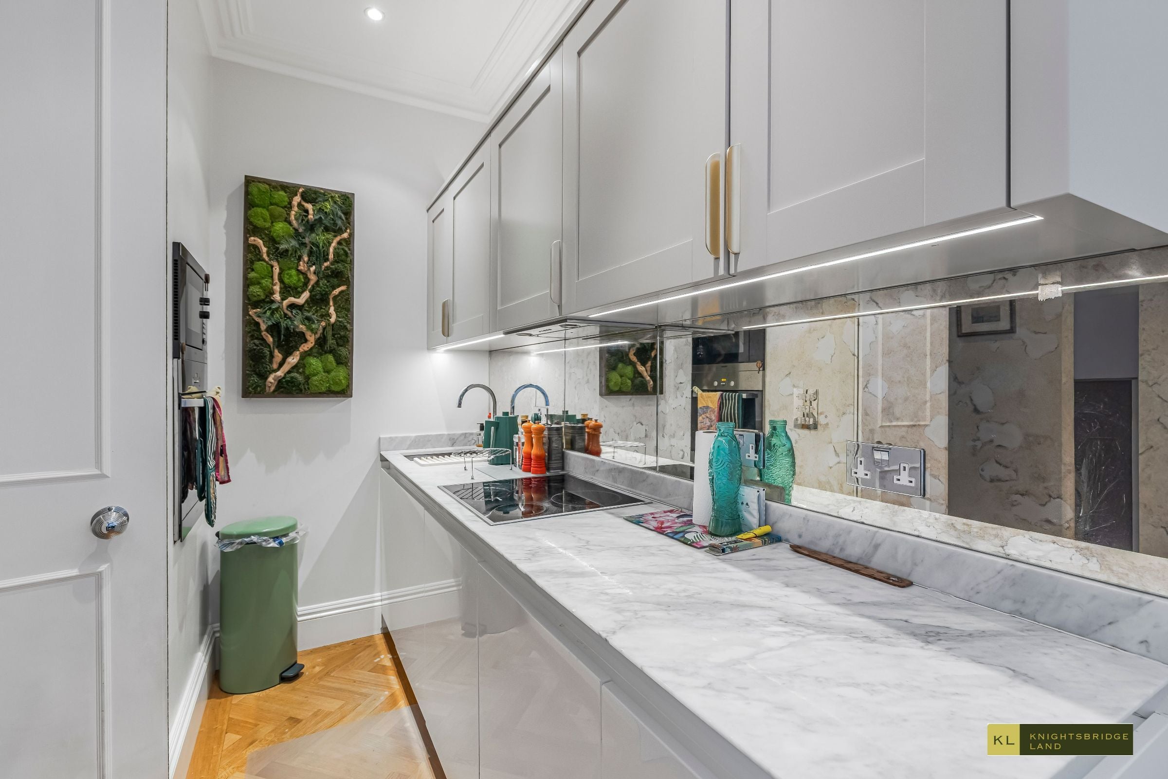 Flat Whitehall Court in City of Westminster