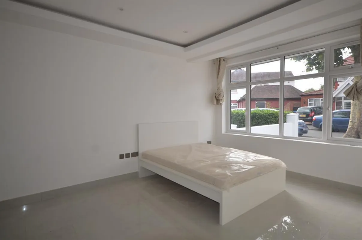 Room Rosslyn Crescent in Greater London