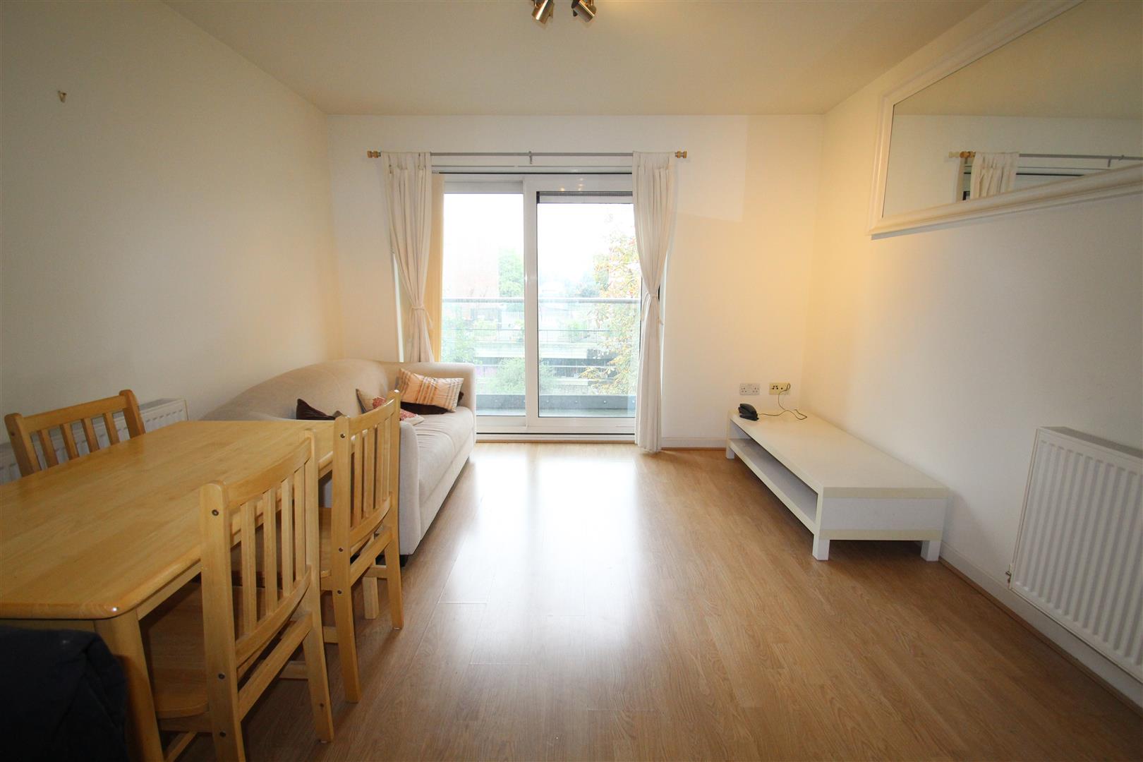 Flat Commercial Road in Greater London