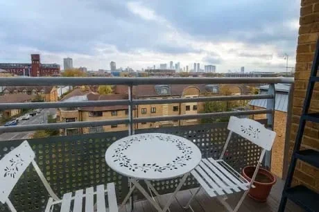 Flat Pancras Way in Greater London