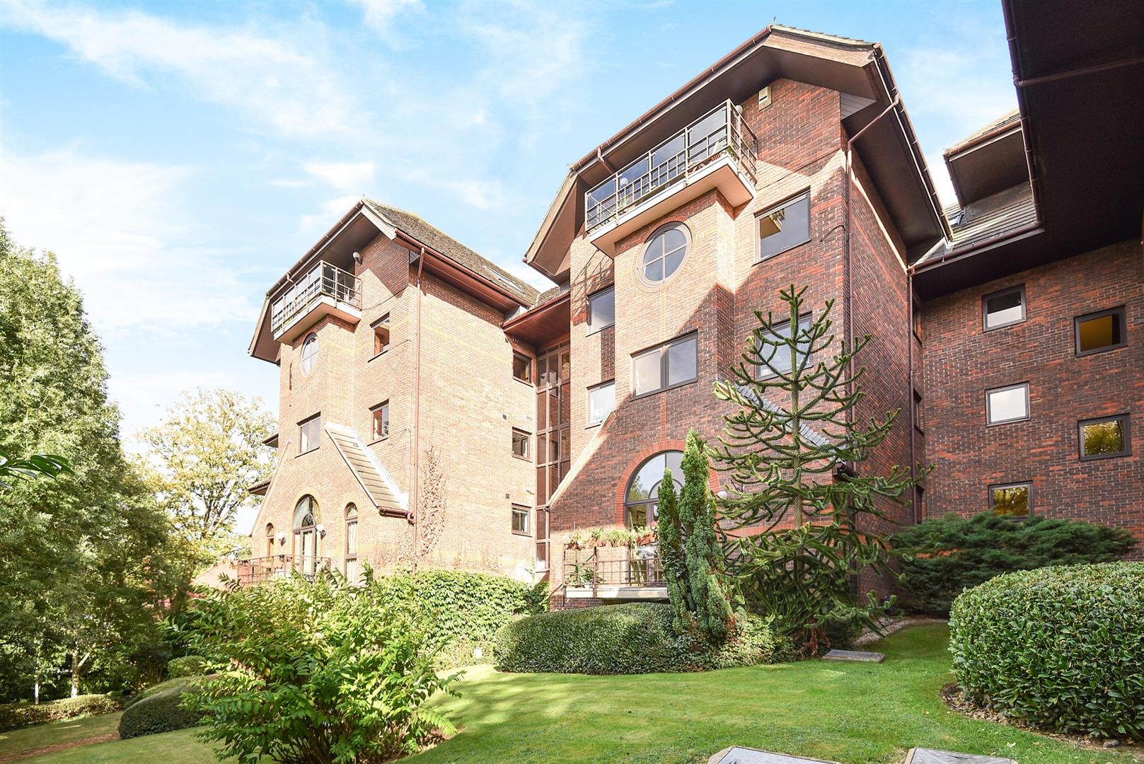 Flat Elmfield Close in Greater London