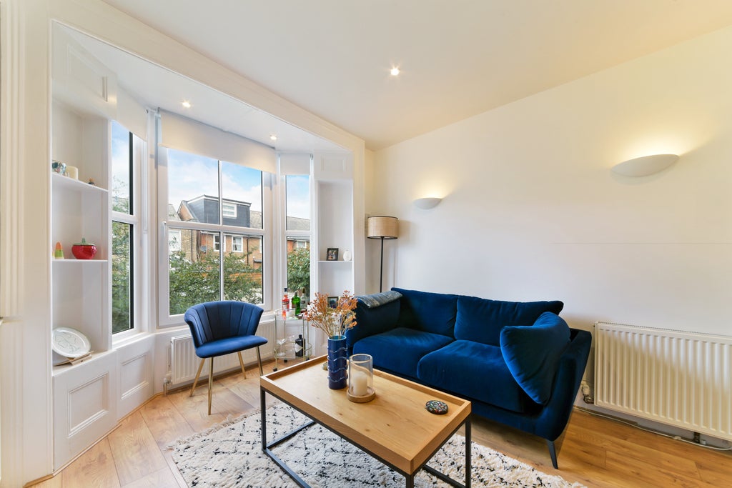 Flat Henfield Road in Greater London
