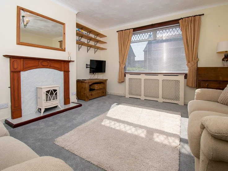 Flat Lobnitz Avenue in Renfrew
