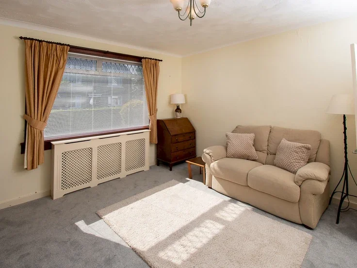 Flat Lobnitz Avenue in Renfrew