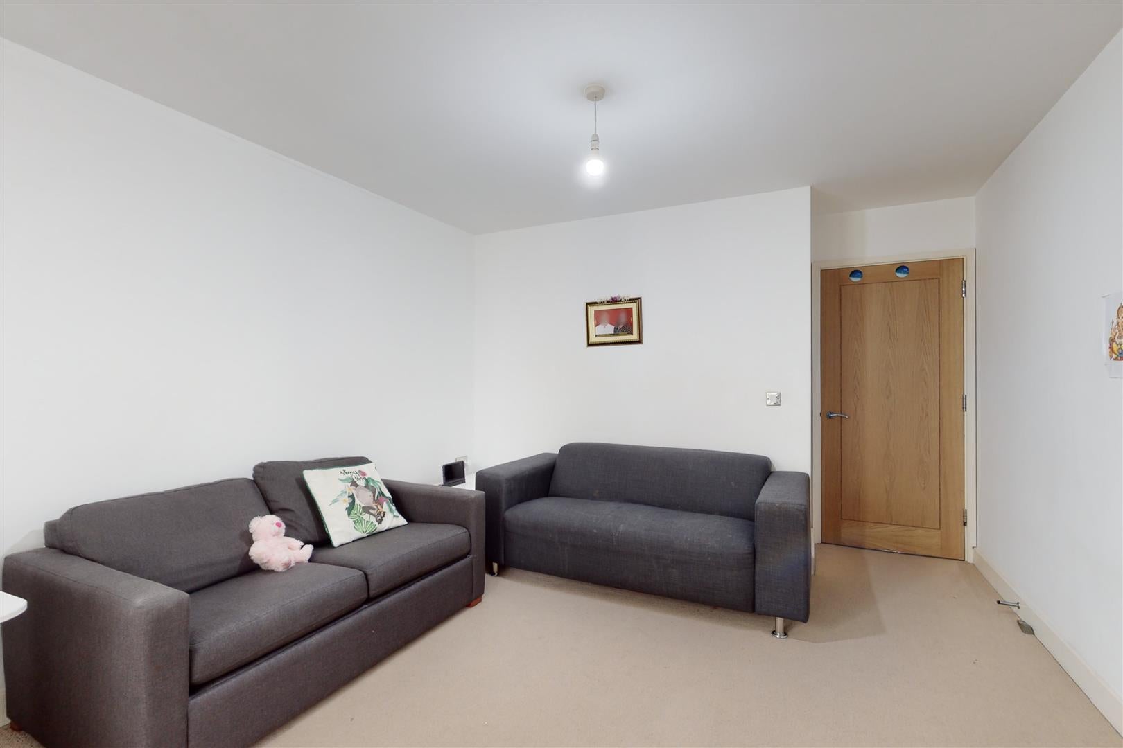 Flat Blackwall Way in Greater London