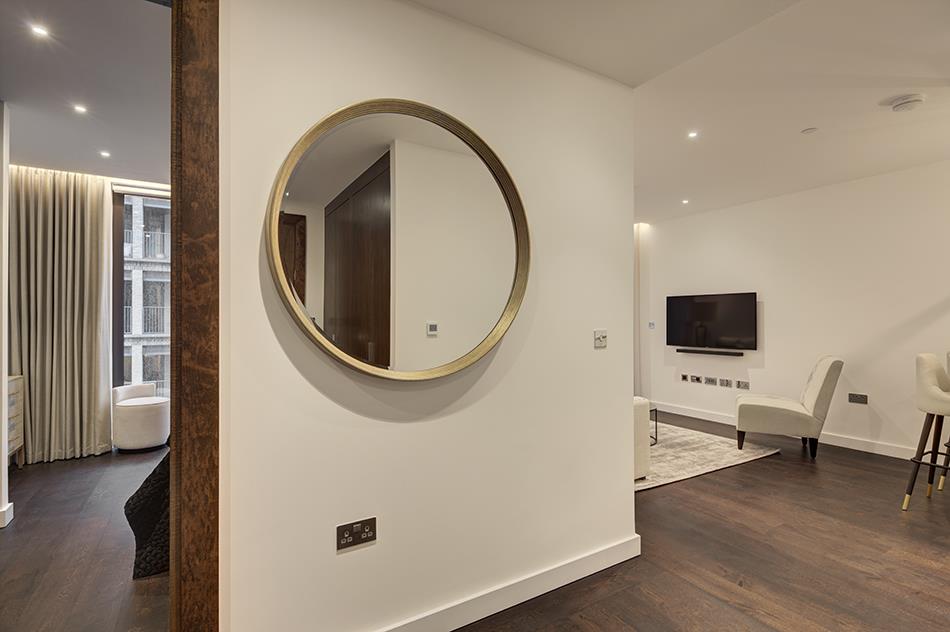 Flat Ponton Road in Greater London
