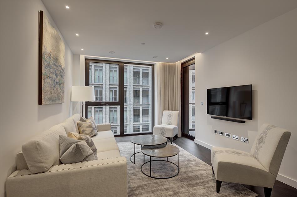 Flat Ponton Road in Greater London