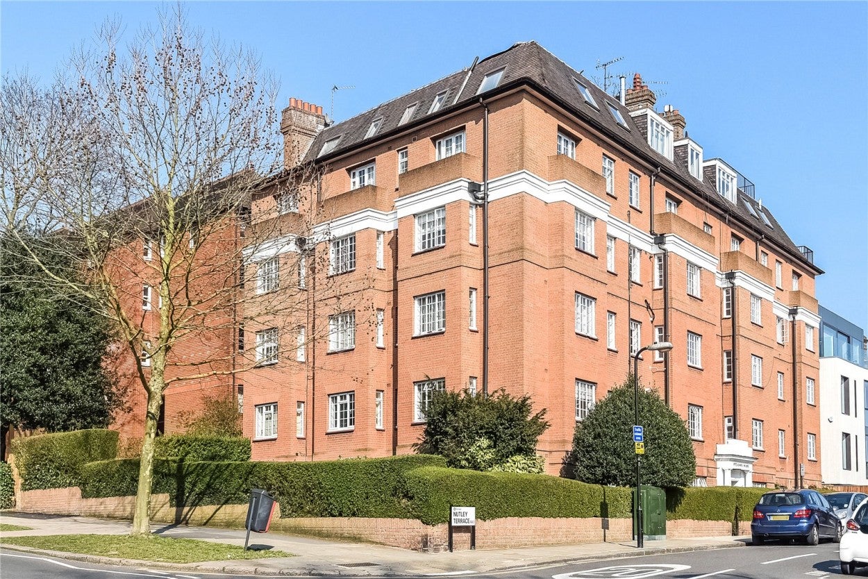 Flat Fitzjohn's Avenue in Greater London