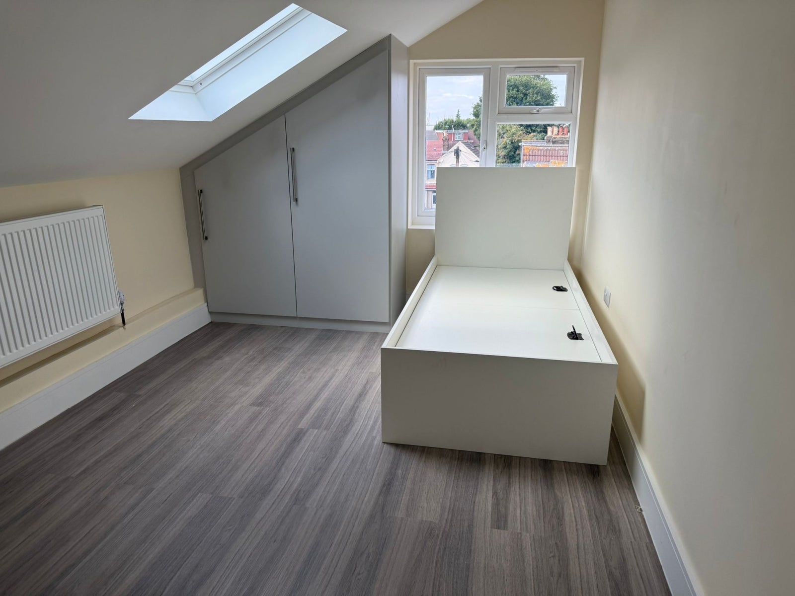Flat Dagmar Road in Greater London