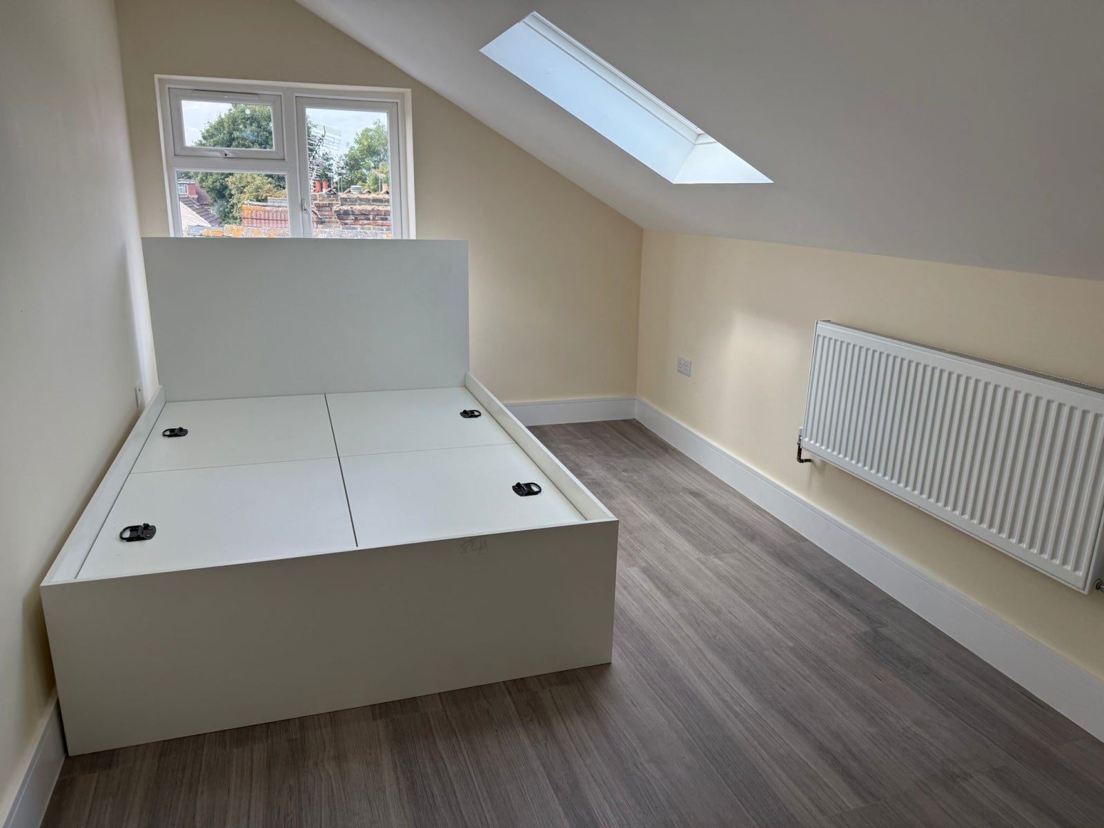 Flat Dagmar Road in Greater London